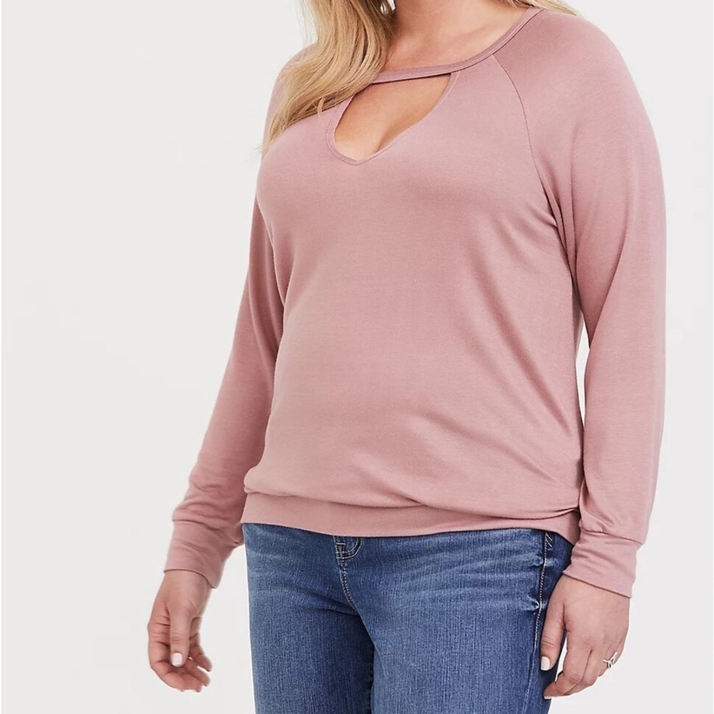 Women's Pink mauve cut out v neck
Top
Size 3Xl new